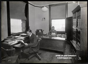 Kaksi miestä R. Martens und Co. Inc:n pääinsinöörien toimistossa, New York, 1916 tai 1917 (hopeagelatiiniprintti)